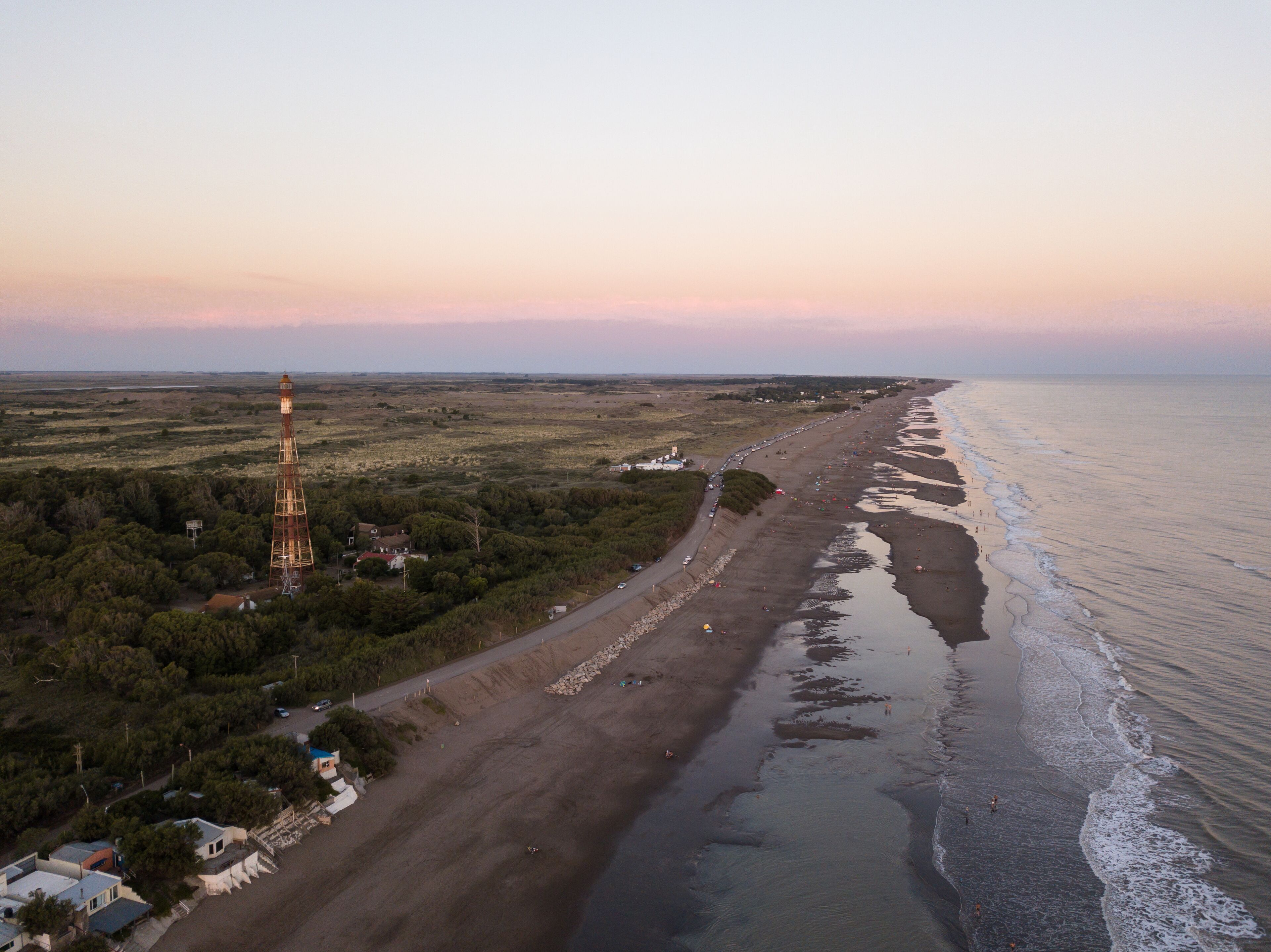 Costa y faro de Monte Hermoso